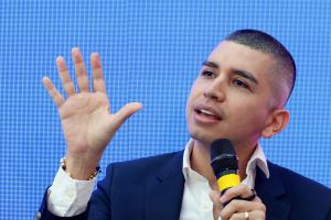 El exministro de Vivienda, Ciudad y Territorio de Colombia Jonathan Malagón, habla durante el segundo día del Roche Press Day este miércoles, en Ciudad de México (México). EFE/ Sáshenka Gutiérrez