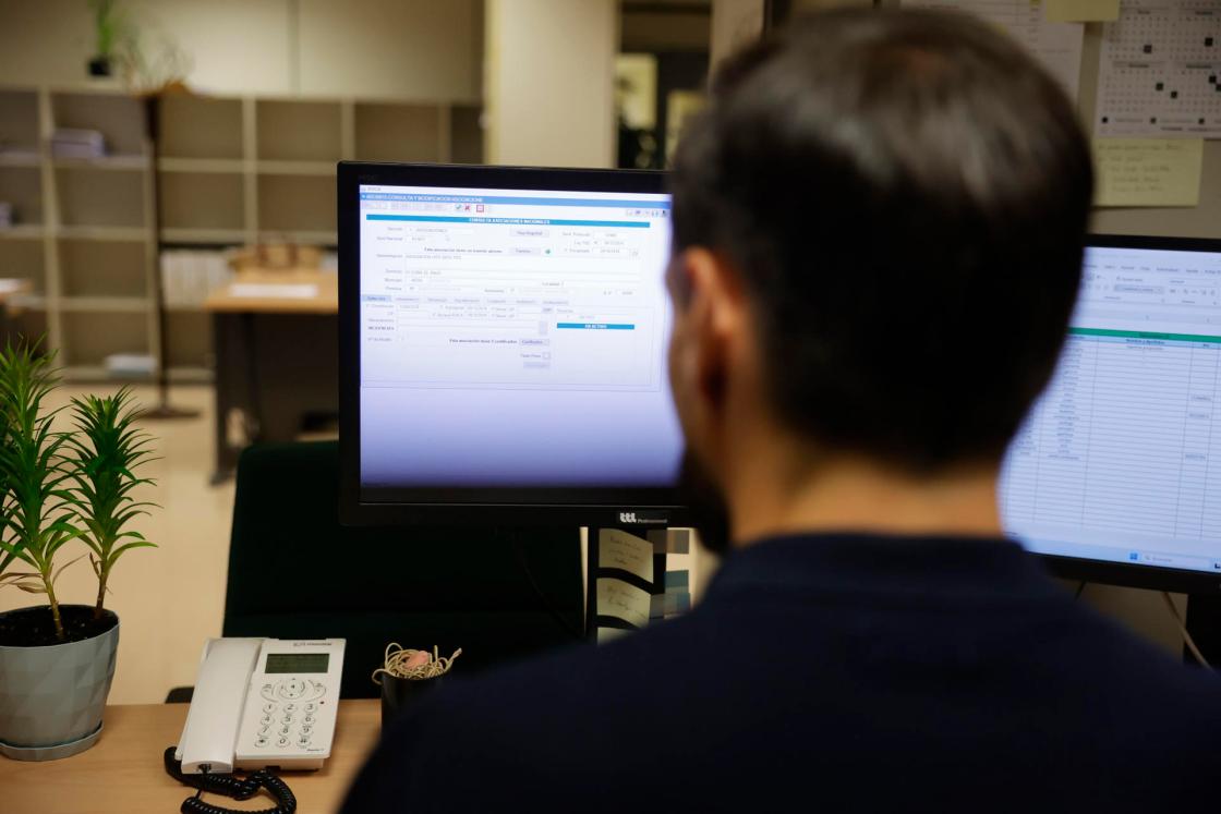 MADRID, 18/08/2025.- Imagen de archivo de un hombre usando un ordenador. EFE/Zipi