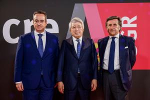 MADRID, 02/10/2025.- El presidente de la entidad de gestión de derechos de los productores audiovisuales (Egeda), Enrique Cerezo (c) acompañado por el coordinador de Economía, Comercio y Consumo del Ayuntamiento de Madrid, Óscar Romera (i), durante el acto del XX Aniversario de Crea SGR, este jueves en Madrid. EFE/ Daniel González