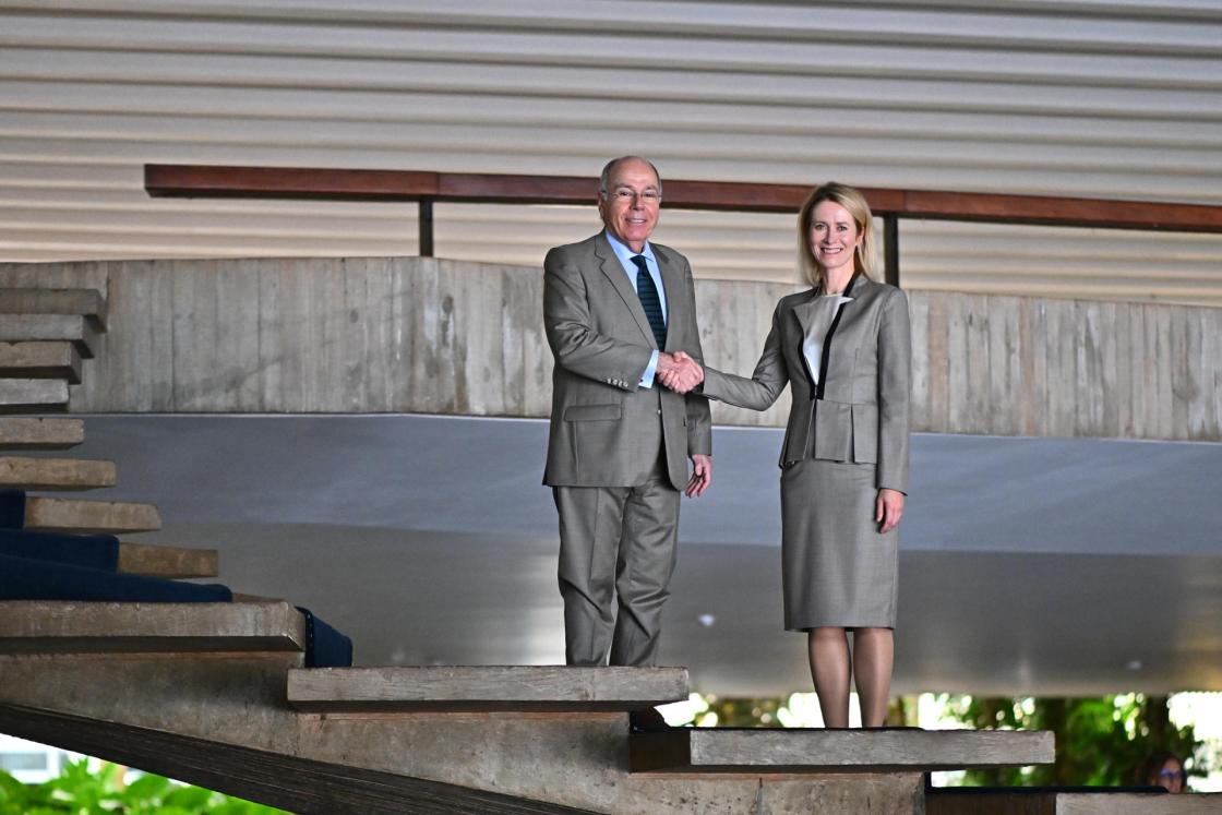 Fotografía de archivo del ministro de Relaciones Exteriores de Brasil, Mauro Viera (i), saludando a la Alta Representante de la Unión Europea para Asuntos Exteriores y Política de Seguridad, Kaja Kallas, durante una rueda de prensa en el Palacio del Itamaraty, en Brasilia (Brasil). EFE/ Andre Borges/ ARCHIVO