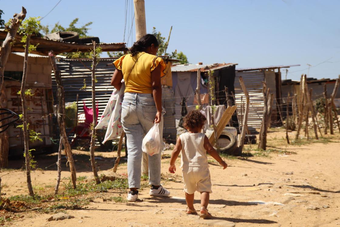 Fotografía sin fecha específica cedida por World Vision que muestra una persona caminando con un niño en la Guajira (Colombia). EFE/ Erica Bohorquez/ World Vision /SOLO USO EDITORIAL/ NO VENTAS/ SOLO DISPONIBLE PARA ILUSTRAR LA NOTICIA QUE ACOMPAÑA (CRÉDITO OBLIGATORIO)