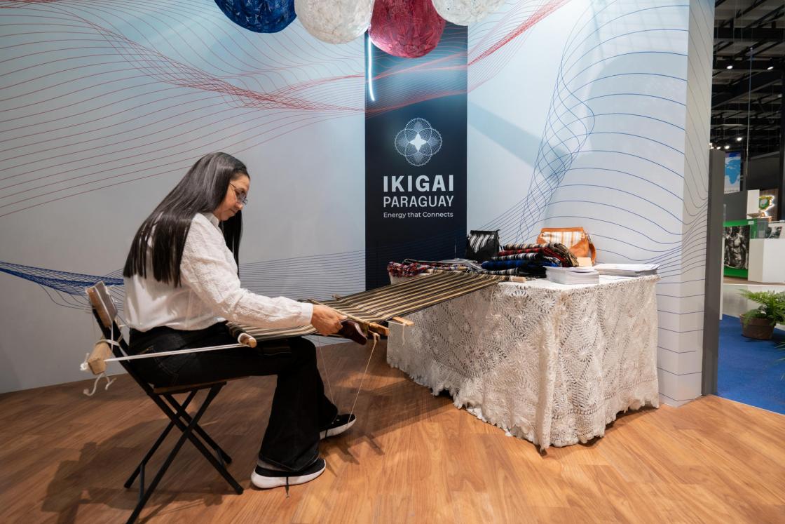 TOKIO, 03/10/2025.- Los visitantes a la Expo de Osaka, desde este jueves y hasta el sábado, serán testigos de un espectáculo poco habitual a este lado del Pacífico: la confección del Poncho Para'i de 60 listas, patrimonio cultural inmaterial de la Unesco, de la mano de su guardiana por antonomasia, doña Rosa Segovia. EFE/Bruno Suzuki