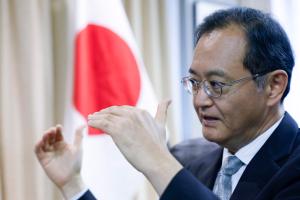 MADRID, 23/10/2025.- El embajador de Japón en España, Takahiro Nakamae, en una entrevista con EFE en vísperas del XXV Foro hispano-japonés que se celebrará esta semana en Barcelona, un foro de alto nivel que analizará el impacto económico del nuevo panorama global, la gestión de desastres naturales y la seguridad alimentaria, entre otros asuntos. EFE/J.J.Guillén