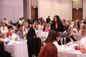 Fotografía cedida por Bravas Leadership de la actriz mexicana Bárbara de Regil (c) durante un evento en el Hotel Avalon de Alpharetta, en Georgia (Estados Unidos). EFE/ Bravas Leadership /SOLO USO EDITORIAL NO VENTAS /SOLO DISPONIBLE PARA ILUSTRAR LA NOTICIA QUE ACOMPAÑA (CRÉDITO OBLIGATORIO)