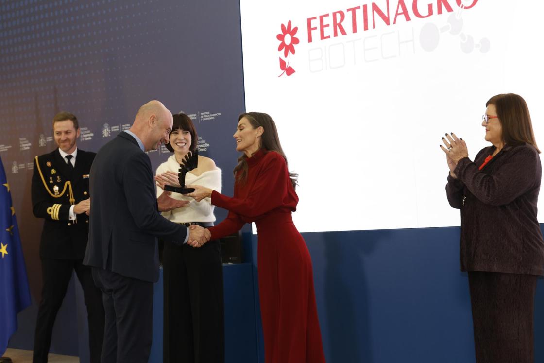 MADRID, 06/11/2025.- La reina Letizia entrega el Premio Innovación 2025 al director de Desarrollo Estratégico en I+D+i de Fertinagro Biotech, Sergio Atares./IMAGEN CEDIDA POR CASA REAL