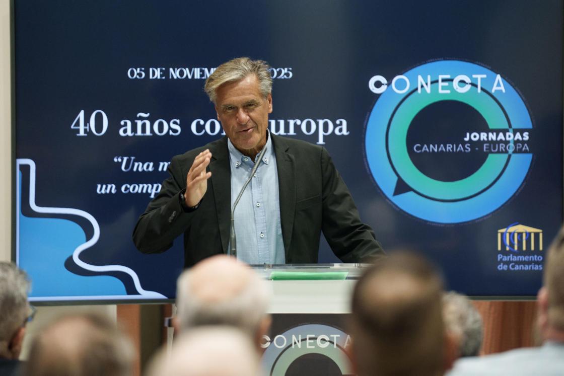 GRAFCAN6366. SANTA CRUZ DE TENERIFE (ESPAÑA), 05/11/2025.- El eurodiputado socialista Juan Fernando López Aguilar ha intervenido este miércoles las jornadas Conecta Canarias-Europa tituladas "40 años con Europa. Una mirada al pasado, un compromiso con el futuro" que se celebran en el Parlamento canario. EFE/Ramón de la Rocha
