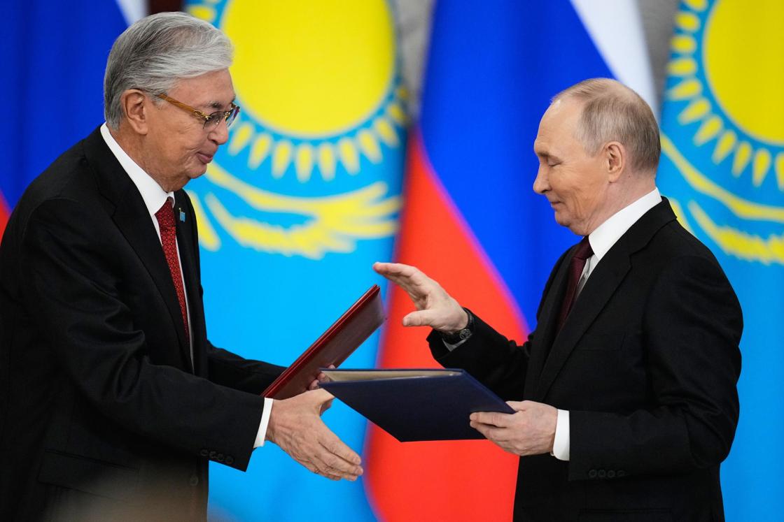 Russian President Vladimir Putin (R) and Kazakh President Kassym-Jomart Tokayev (L) exchange signed agreements following their talks at the Grand Kremlin Palace in Moscow, Russia, 12 November 2025. EFE/EPA/ALEXANDER ZEMLIANICHENKO / POOL 