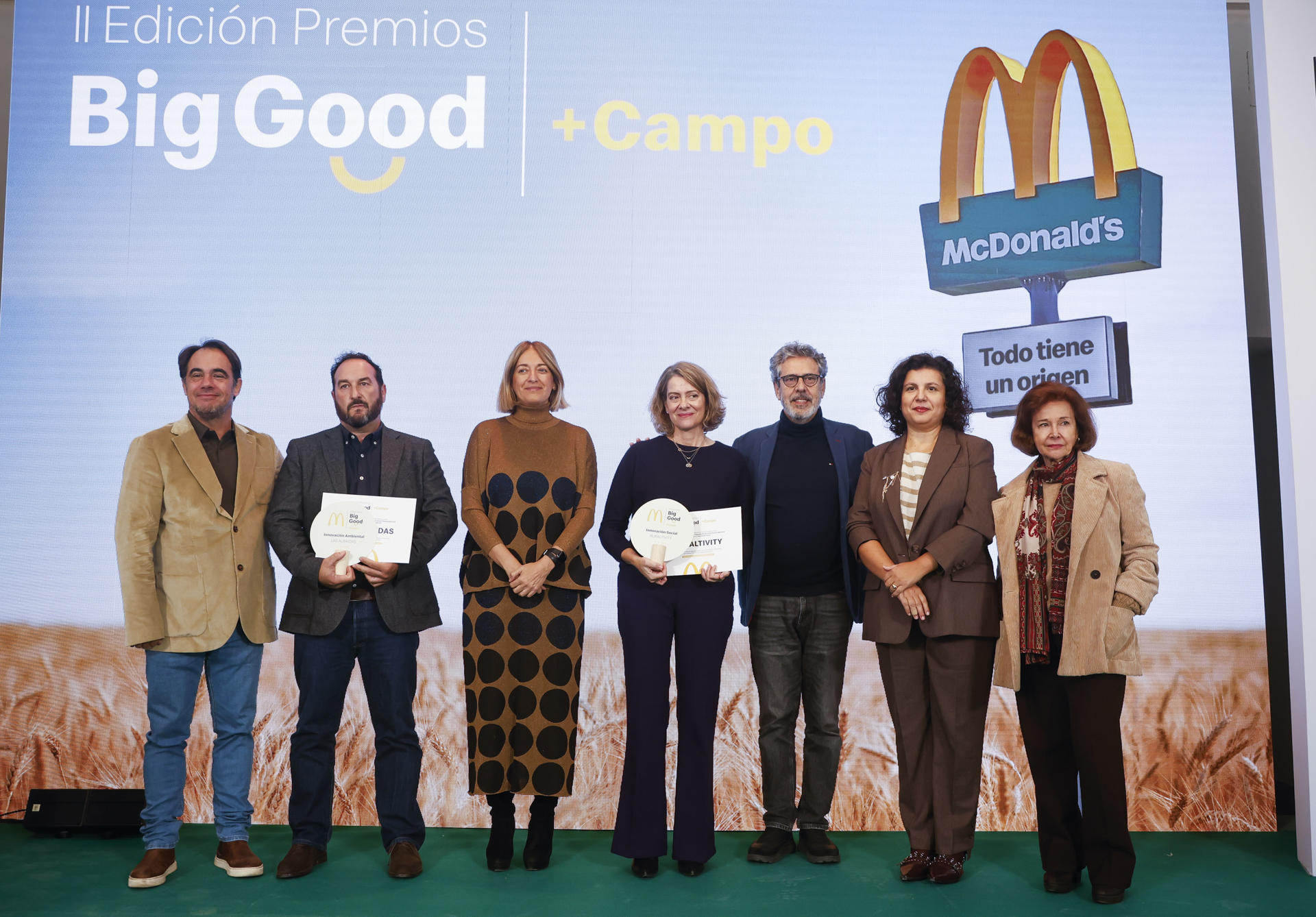 MADRID, 12/11/2025.- Paloma Cabral (3i), directora de Impacto Corporativo de McDonalds España y presidenta del consejo asesor de +Campo, posa junto a los galardonados en la entrega de premios "Big Good + Campo" de McDonaldsEspaña celebrada este miércoles en el Real Jardín Botánico, en Madrid. EFE/David Fernández
