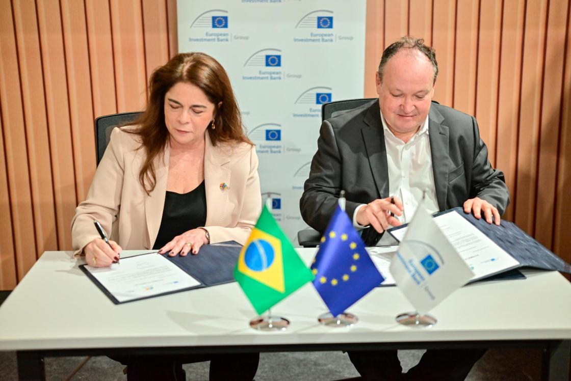 Fotografía cedida por Neoenergía de su vicepresidenta, Solange Ribeiro, y el vicepresidente del Banco Europeo de Inversiones (BEI), Ambroise Fayolle, firmando un acuerdo en Belém (Brasil). EFE/ Neoenergía /SOLO USO EDITORIAL/NO VENTAS/ SOLO DISPONIBLE PARA ILUSTRAR LA NOTICIA QUE ACOMPAÑA (CRÉDITO OBLIGATORIO)