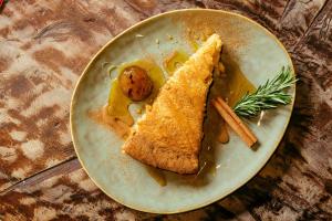 Degustar la dulcería conventual en la que sobresale la ​'sericaia​'​, un pudding con ciruela caramelizada​; o pasear por Évora, que será Capital Cultural Europea en 2027, son algunos de los atractivos que la región lusa del Alentejo ​muestra en la Feria internacional de turismo de interior INTUR, de Valladolid. EFE/Turismo de Alentejo/IMAGEN CEDIDA/CRÉDITO OBLIGATORIO