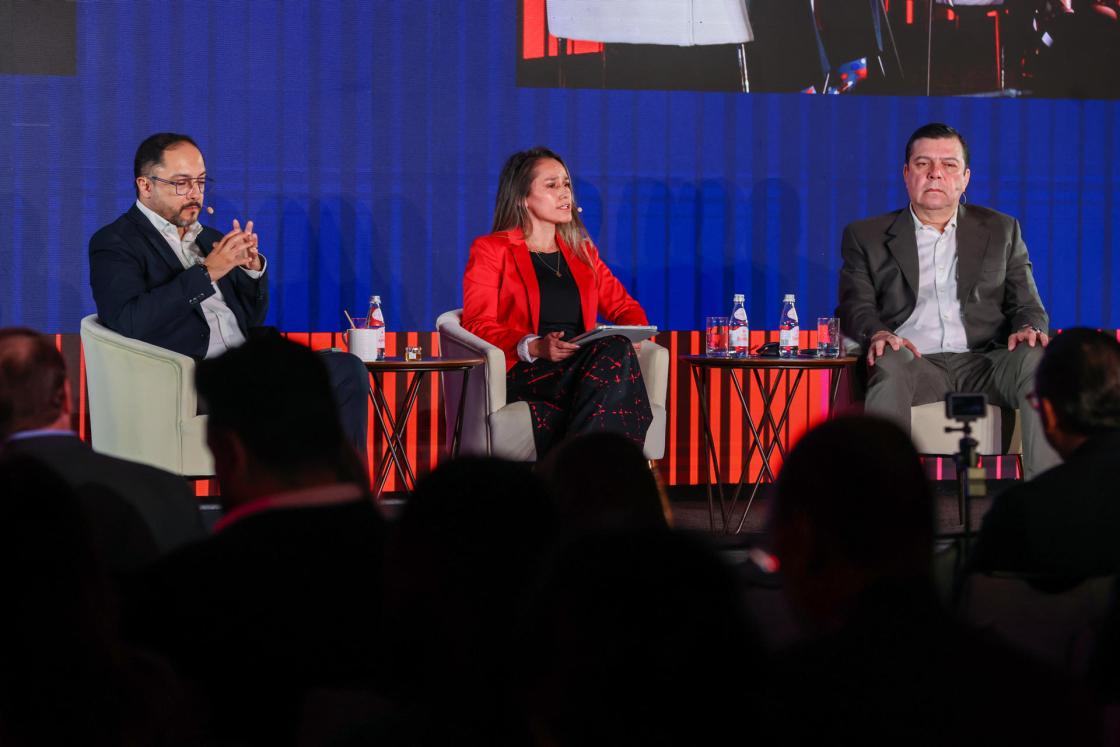 De izquierda a derecha, el especialista del BID, Diego Herrera; la presidenta de FintechLAC, Claudia Sotelo, y el presidente de Fintech Latinoamérica, Erick Chacón, participan en un panel FinnLAC Forum este miércoles, en Miami (Estados Unidos). EFE/ Giorgio Viera