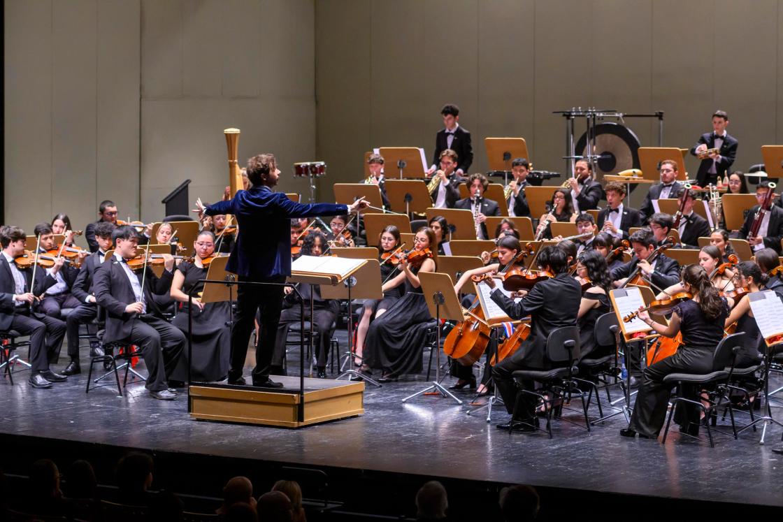 SEVILLA, 09/11/2025.- El director de orquesta, Andrés Salado, al frente de la Orquesta Sinfónica Juvenil de Costa Rica, al comienzo del concierto solidario de Ayuda en Acción este domingo, en el Teatro de la Maestranza de Sevilla. El Teatro de la Maestranza de Sevilla se ha llenado esta noche de solidaridad con las víctimas de la dana, con el concierto organizado por Ayuda en Acción, en colaboración con la Junta de Andalucía y la RTVA, con la Orquesta Sinfónica Juvenil de Costa Rica dirigida por Andrés Salado. EFE/ Raul Caro