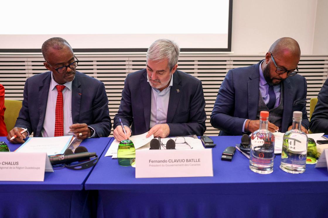 El presidente de Canarias, Fernando Clavijo, interviene en la reunión que conmemora el 30 aniversario de la Conferencia de las Regiones Ultraperiféricas de la Unión Europea este lunes, en Bruselas. EFE/ Pablo Garrigós