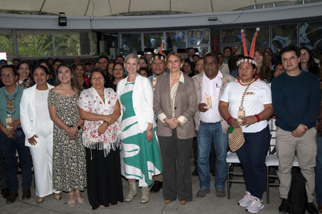 La subsecretaria de Cambio Climático del Ministerio de Ambiente y Energía de Ecuador, Jéssica Gallegos (3-i), y la representante residente del Programa de las Naciones Unidas para el Desarrollo (PNUD) en Ecuador, Inka Mattila (5-i), posan junto a otras autoridades locales en la presentación de resultados del Pan de Acción REDD+ este jueves, en el Jardín Botánico en Quito (Ecuador). EFE/ Gianna Benalcázar