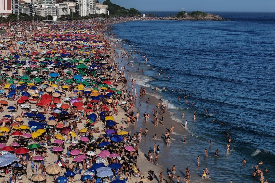Brasil superó una nueva máxima histórica de 7,6 millones de turistas internacionales en los primeros diez meses de 2025, lo que anticipa una cifra esperanzadora para los meses de sol y playa, afirmó este miércoles un directivo de la Agencia Brasileña de Promoción Internacional del Turismo (Embratur). EFE/ Antonio Lacerda /ARCHIVO
