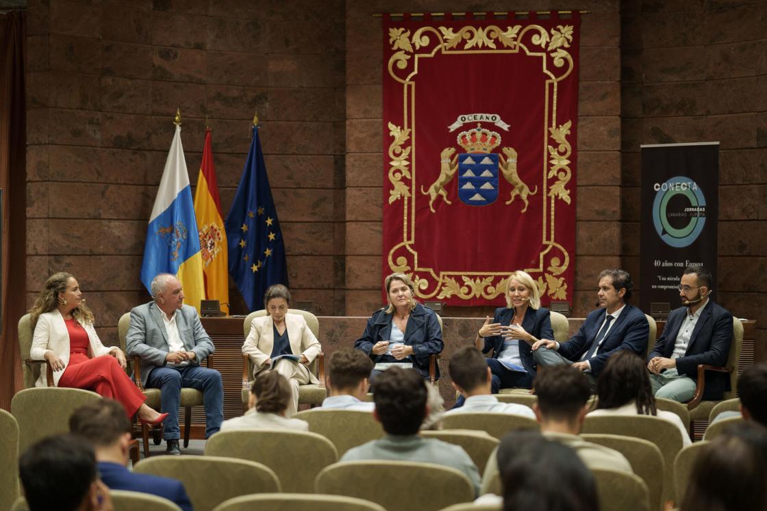 GRAFCAN6419. SANTA CRUZ DE TENERIFE (ESPAÑA), 05/11/2025.- El Parlamento de Canarias celebra este miércoles las Jornadas Conecta Canarias-Europa tituladas "40 años con Europa. Una mirada al pasado, un compromiso con el futuro". En la imagen, los diputado Paula Jover (i), de Vox; Luis Campos (2i), de Nueva Canarias; Socorro Beato (3i), de Coalición Canaria; Alicia Vanoostende (c), del PSOE; Rebeca Paniagua, del PP; Jesús Ramos (2d), de Agrupación Socialista Gomera; y Raúl Acosta (d), de Agrupación Herreña Independiente, participan en la mesa coloquio "El Parlamento de Canarias ante los retos de Europa". EFE/Ramón de la Rocha