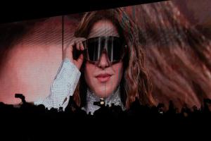 Fotografía de archivo que muestra a la cantante colombiana Shakira en un concierto de la gira 'Las mujeres ya no lloran World Tour' en el Estadio Olímpico Atahualpa, en Quito (Ecuador). EFE/ José Jácome/ ARCHIVO