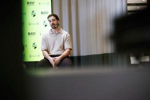 MADRID, 18/11/2025.- Guillermo Gauna-Vivas, fundador de Ayúdame3D, durante la presentación del proyecto para producir prótesis a partir de redes de pesca recicladas este martes en Madrid. En el proyecto colaboran B100, la marca de banca digital de ABANCA, Gravity Wave, empresa de impacto social y ambiental dedicada a combatir la contaminación plástica en mares y océanos; y Ayúdame 3D, entidad social española que utiliza la tecnología de impresión 3D para crear y entregar gratuitamente prótesis y dispositivos de ayuda. EFE/David Fernández