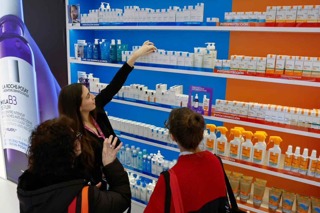 Fotografía de archivo del 25 de marzo de 2025 de personas observando productos en el salón Infarma Barcelona 2025, en L'Hospitalet de Llobregat, Barcelona (España). EFE/ Toni Albir ARCHIVO