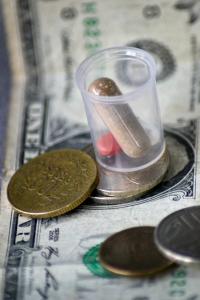 Fotografía de archivo del 28 de agosto de 2019 que muestra medicamentos junto a un billete y monedas en Bogotá (Colombia). EFE/ Oskar Burgos /ARCHIVO