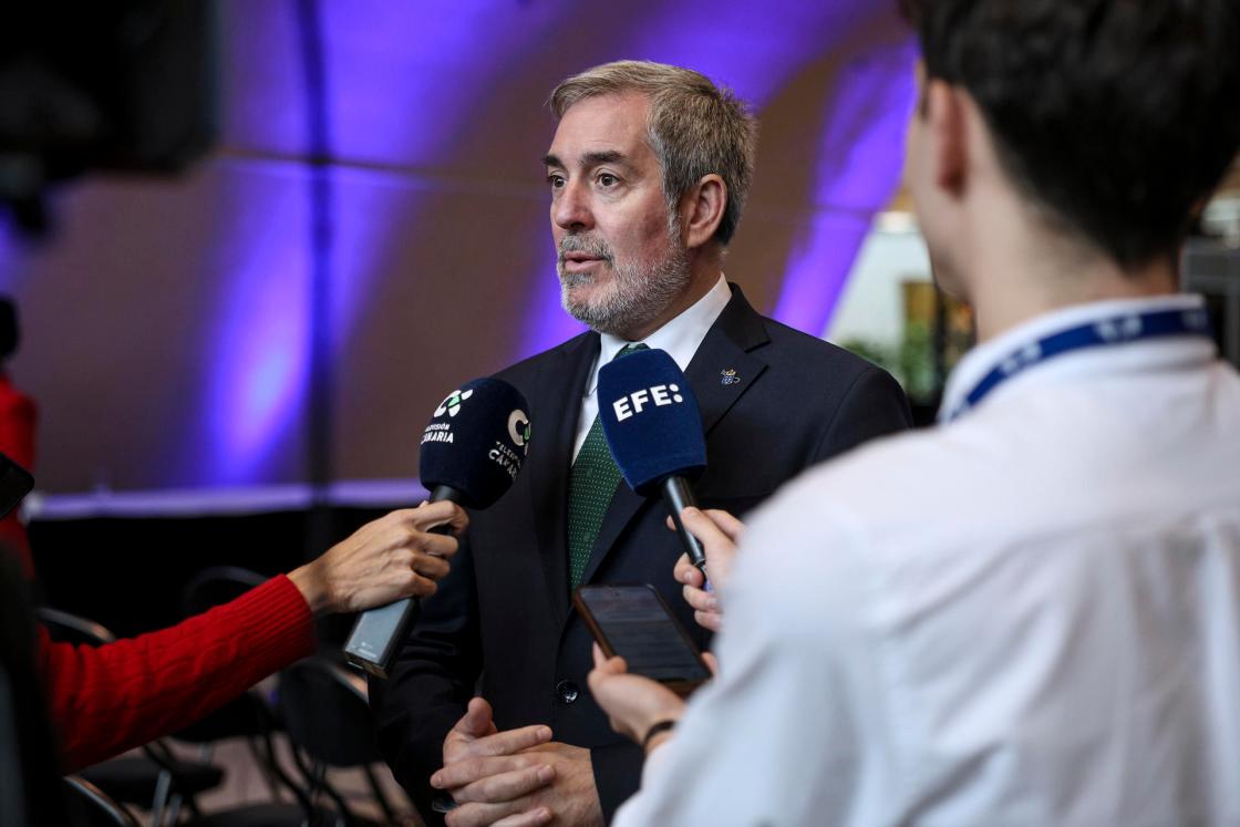 BRUSELAS (BÉLGICA), 18/11/2025.- El presidente de Canarias, Fernando Clavijo, atiende a los medios tras participar en la conferencia de las Regiones Ultra Periféricas (RUP) este martes en Bruselas, Bélgica. EFE/Pablo Garrigós