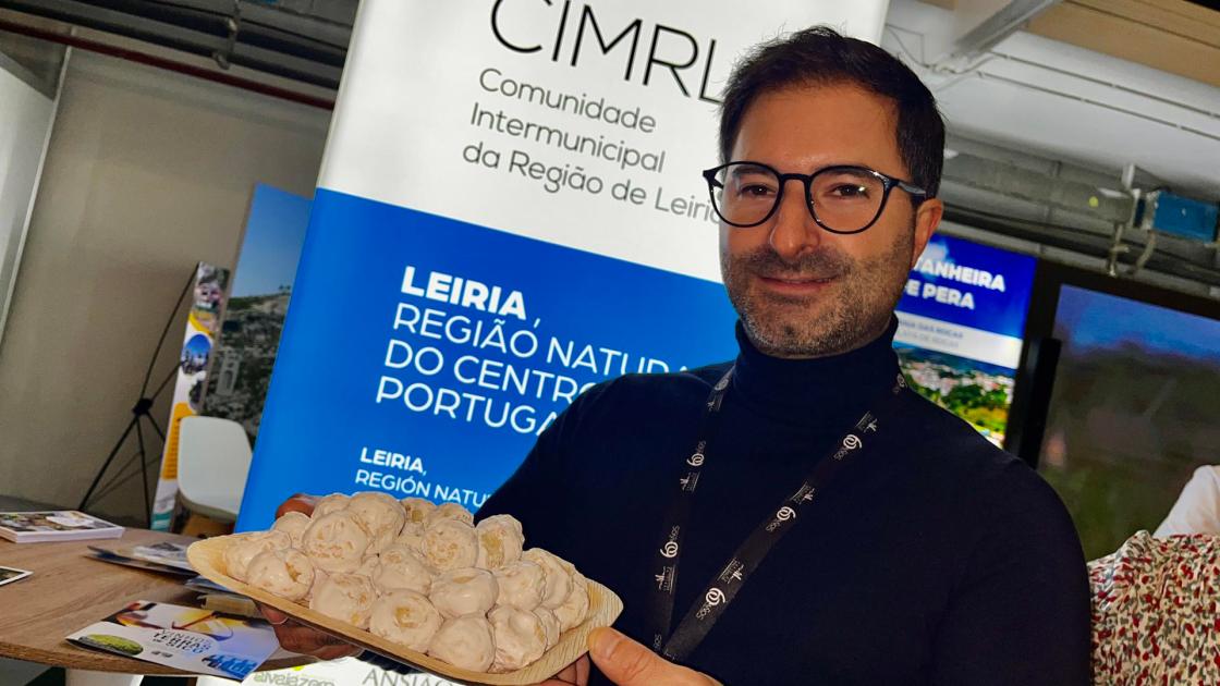 VALLADOLID, 15/11/2025.- Nelson Pedrosa, jefe de la división de Turismo del municipio de Pombal, muestra los típicos 'besos de Pombal'. EFE/Carlos García