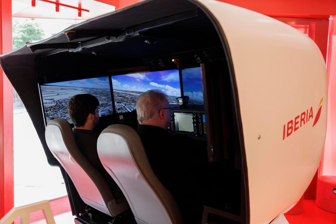 Personas asisten al lanzamiento de una nueva ruta entre Recife (Brasil) y Madrid, en São Paulo (Brasil). EFE/ Isaac Fontana