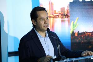 El director de ventas de Copa Airlines, Diego Bermúdez, habla durante un anuncio realizado por la aerolínea panameña Copa este miércoles, en David (Panamá). EFE/ Carlos Lemos