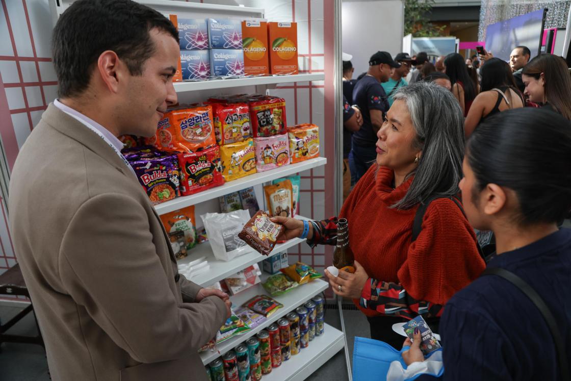 Personas participan en la Expo Korean Business Wave 2025 este miércoles, en Ciudad de Guatemala (Guatemala). EFE/ Mariano Macz