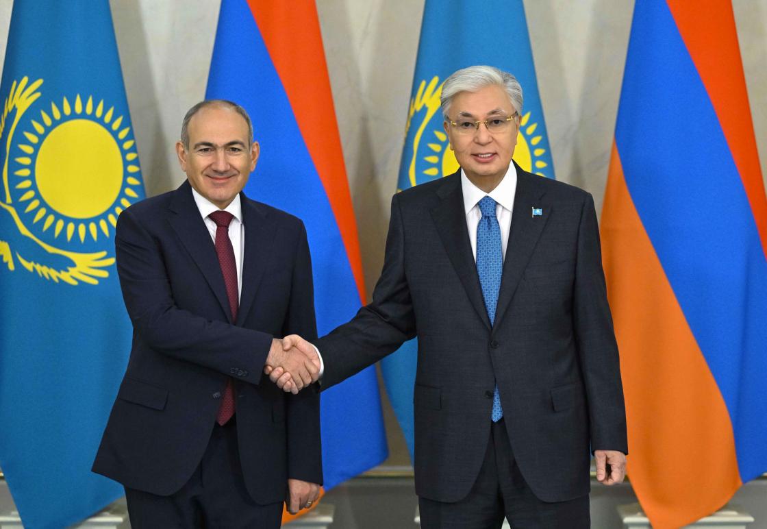 Kazakh President Kassym-Jomart Tokayev (R) greets Armenian Prime Minister Nikol Pashinyan ahead of their meeting Friday in Astana. EFE/Kazakh Presidency // EDITORIAL USE ONLY/ONLY FOR ILLUSTRATION OF THE ACCOMPANYING NEWS (MANDATORY CREDIT)