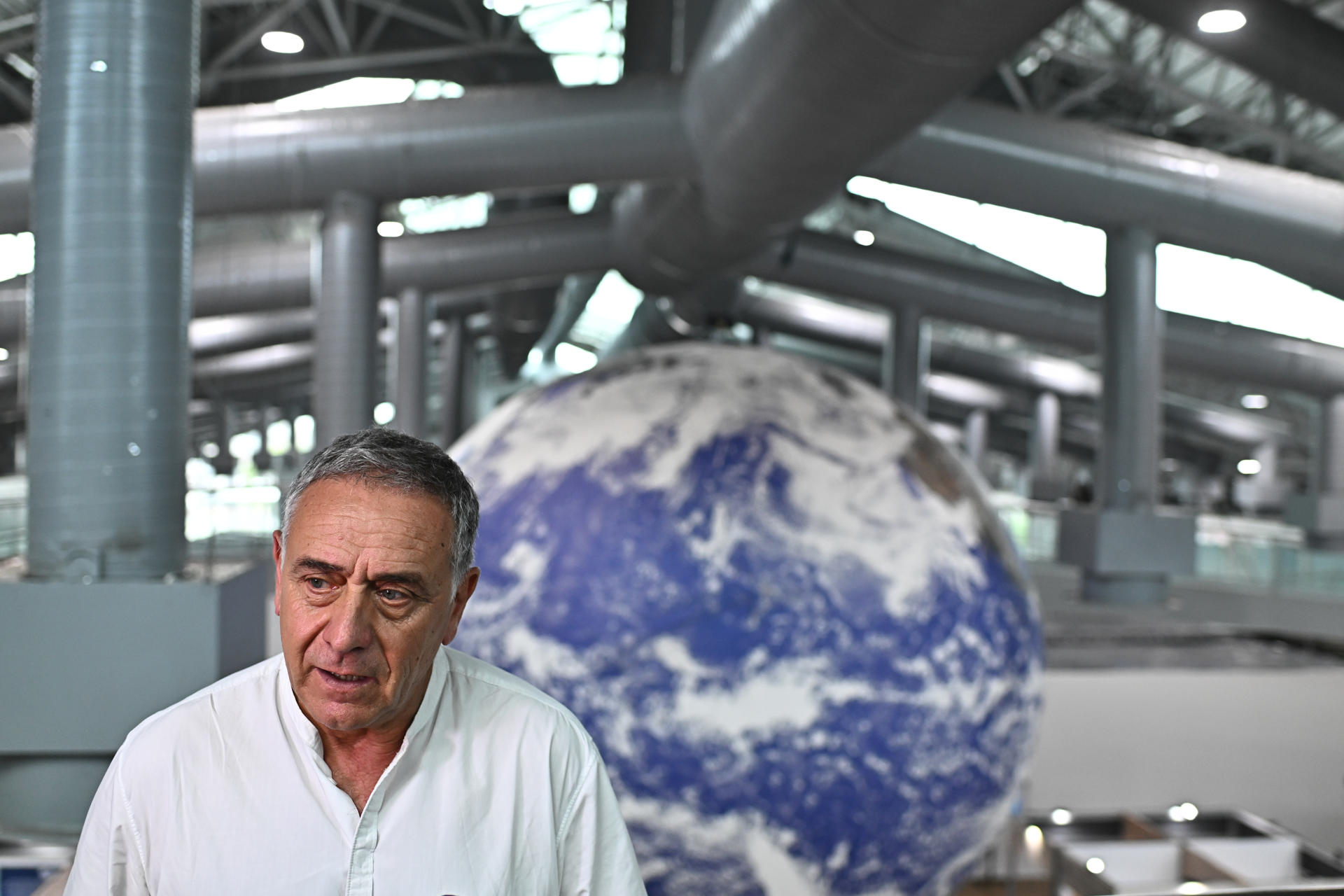 BELÉM (BRASIL), 18/11/2025. - El empresario español Josep Puxeu, presidente de la organización que gestiona el reciclaje de residuos en España, Ecoembes, afirmó que la Unión Europea tendría que ser un actor "absolutamente activo" para enfrentar la crisis climática, pero decidió asumir una posición "muy poco proactiva" en la cumbre climática COP30. Puxeu, que integra el Comité Económico y Social Europeo (CESE) y se encuentra en la ciudad brasileña de Belém para la Conferencia de Naciones Unidas sobre Cambio Climático, la COP30, también manifestó que el objetivo de reducción de emisiones del bloque comunitario "se ha relajado muchísimo". EFE/Andre Borges