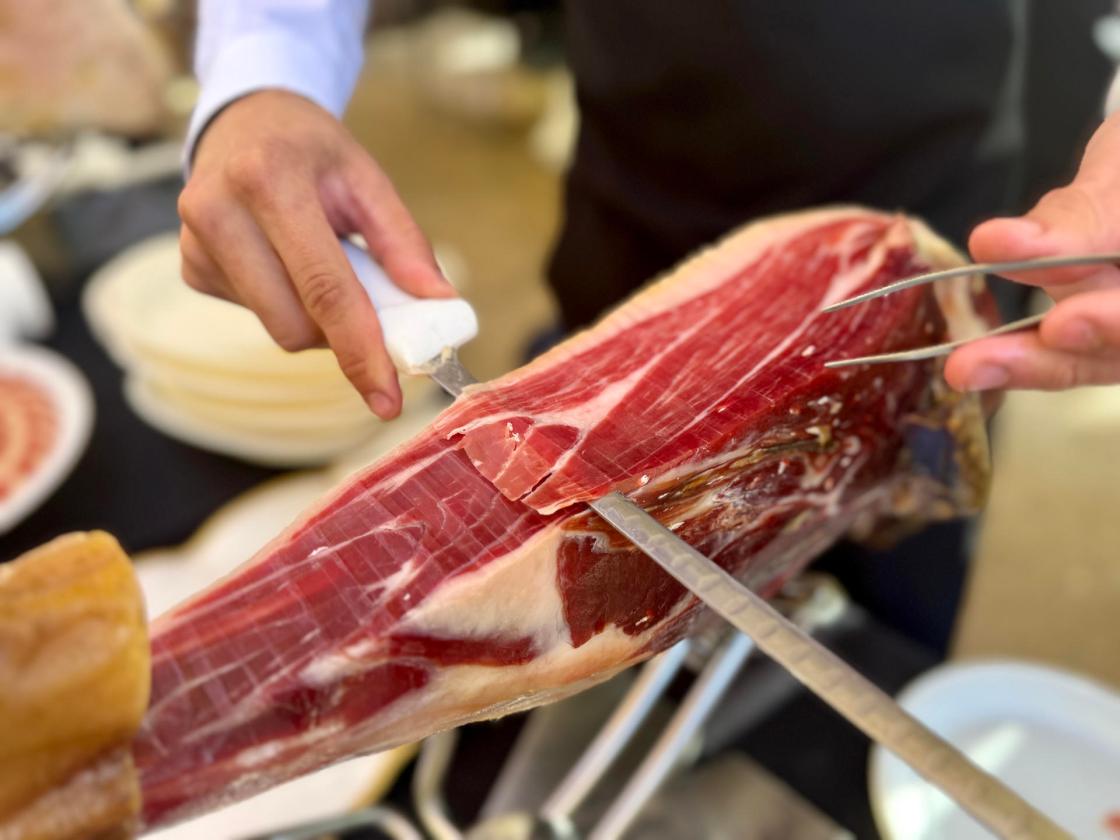 CAMPILLOS (MÁLAGA), 06/11/2025.- El jamón, emblema de la gastronomía, es, junto a otros productos derivados del cerdo, el centro de una feria en la localidad malagueña de Campillos, que se convierte en punto de encuentro con el que consideran el mejor producto del campo y que espera a más de 15.000 visitantes. Más de cincuenta empresas del sector agroalimentario de Andalucía se reunirán en este municipio, que pondrá en valor la relación tan estrecha que tiene con la agricultura y la ganadería, especialmente con la del cerdo.-EFE/ Feria del Jamón de Campillos ***SOLO USO EDITORIAL/SOLO DISPONIBLE PARA ILUSTRAR LA NOTICIA QUE ACOMPAÑA (CRÉDITO OBLIGATORIO)***