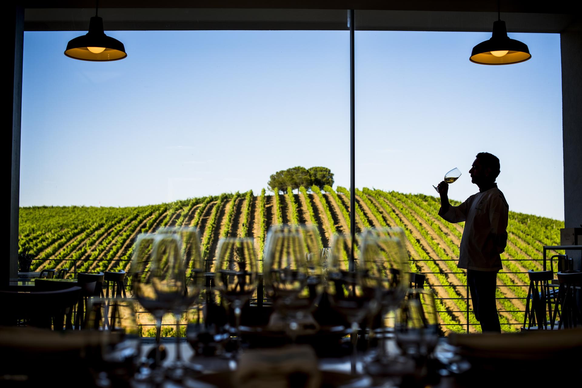 Degustar los conocidos vinos alentejanos, que se elaboran en tinajas romanas​​; saborear la dulcería conventual en la que sobresale la ​'sericaia​'​, un pudding con ciruela caramelizada​; o pasear por Évora, que será Capital Cultural Europea en 2027 son algunos de los atractivos que la región lusa del Alentejo ​muestra en la Feria internacional de turismo de interior INTUR de Valladolid (España). EFE/Turismo de Alentejo/IMAGEN CEDIDA/CRÉDITO OBLIGATORIO