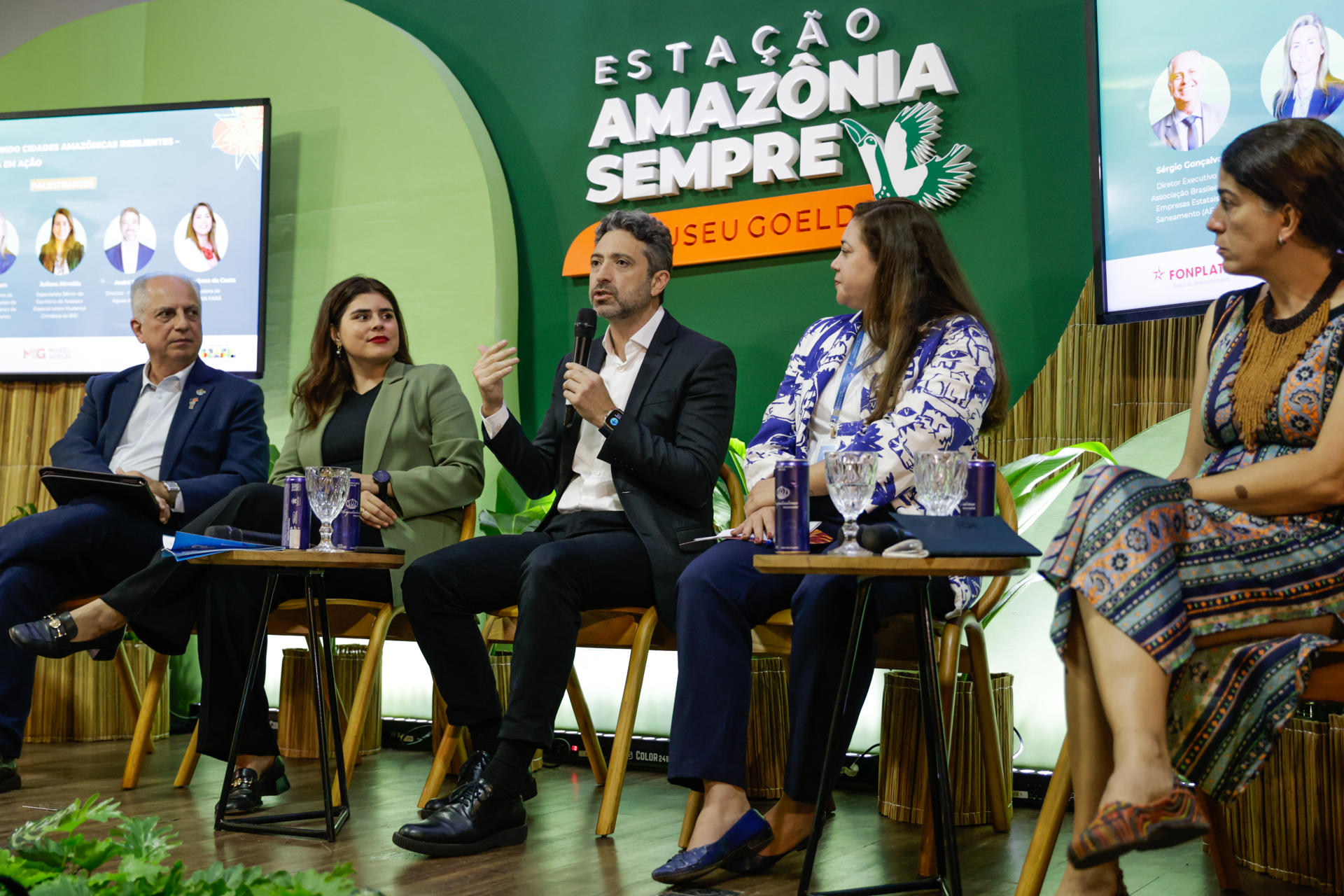 De izquierda a derecha, el director ejecutivo de la Asociación brasileña de las empresas estatales de saneamiento, Sérgio Gonçalves, la fundadora y CEO de Aba Climate Solutions, Beatriz Azevedo, el presidente de la empresa Aguas de Pará, André Faco, La coordinadora de Prosedan Pará, Tatiana Barbosa da Costa, y la especialista del Banco Interamericano de Desarrollo (BID) Juliana Almeida durante un evento este lunes, en Belém (Brasil). EFE/ Fraga Alves