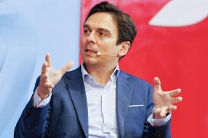 El director ejecutivo de la Cámara Oficial Española de Comercio de Brasil, Alejandro Gómez Gil, habla durante el foro 'Brasil en crecimiento: conectividad aérea y turismo' este miércoles, en Sao Paulo (Brasil). EFE/ Isaac Fontana