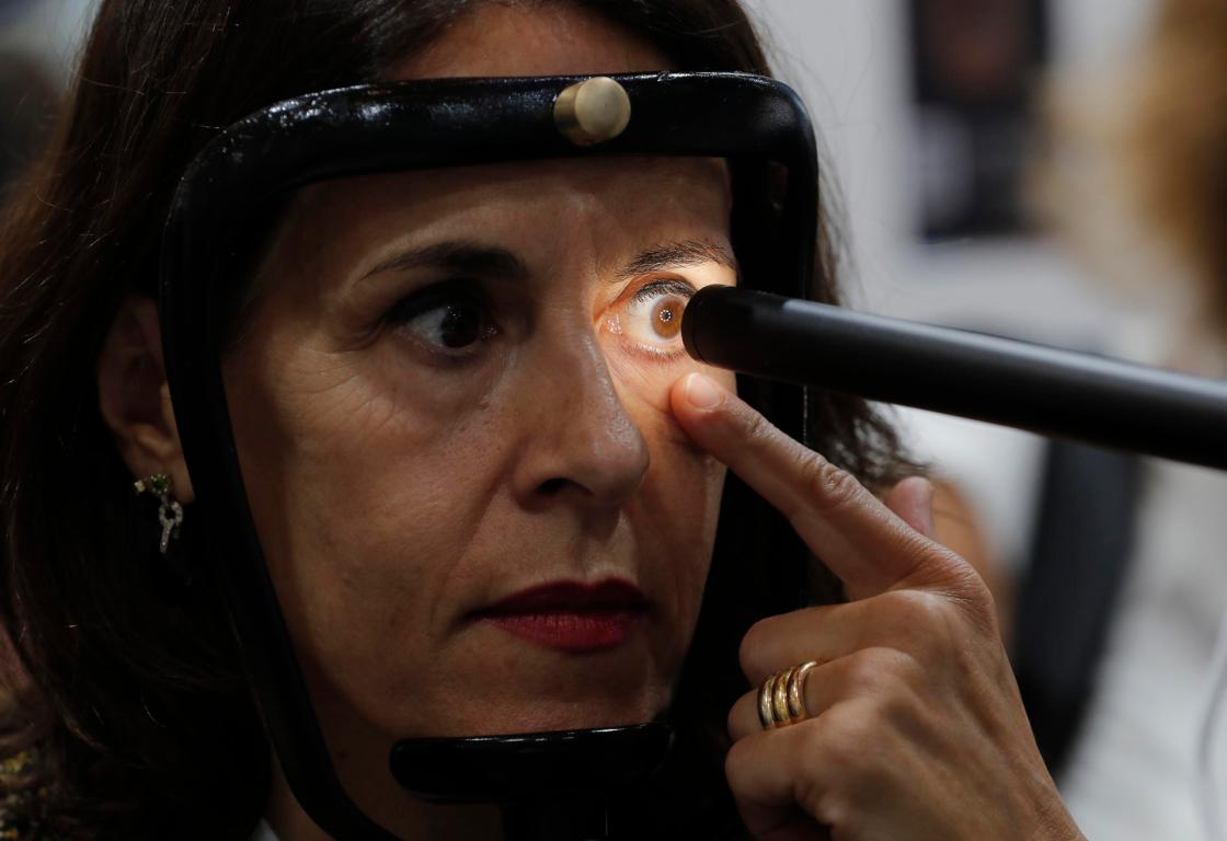 Fotografía de archivo que muestra a una persona durante el 98 Congreso de la Sociedad Española de Oftalmología (SEO) en Pamplona (España). EFE/ Villar López ARCHIVO