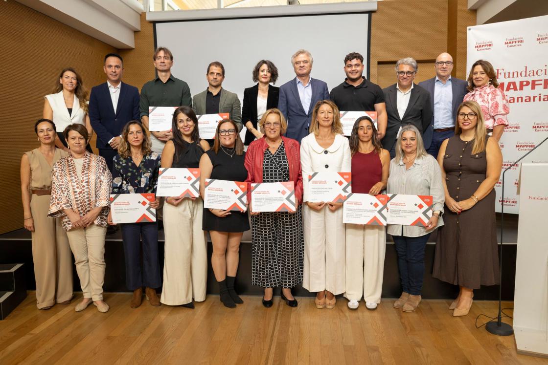 GRAFCAN6646. LAS PALMAS DE GRAN CANARIA (ESPAÑA), 11/11/2025.- La Fundación Mapfre Canarias ha presentado este martes su programa de ayudas sociales para 2026, con 150.000 euros que servirán para apoyar proyectos de desarrollo social y atención a colectivos vulnerables y personas con discapacidad en varias islas. En la imagen, el presidente de la Fundación, Ignacio Baeza (fila superior, 5d), posa con responsable de los proyectos seleccionados. EFE/Quique Curbelo