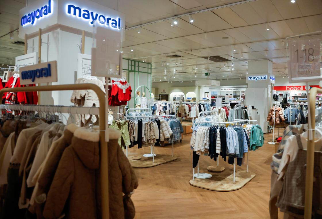 MADRID, 27/11/2025.-Vista del espacio que la firma de moda infantil "Mayoral" tiene en el Centro de el Corte Inglés en ECI San José Valderas, en Alcorcón. Desde que en invierno de 2019 la compañía española Mayoral abriera sus primeros córners en El Corte Inglés, la firma de moda infantil ha establecido un total de 47 puntos de venta en los grandes almacenes con un impacto directo en el empleo de 90 puestos de trabajo entre España y Portugal. EFE/ David Fernández