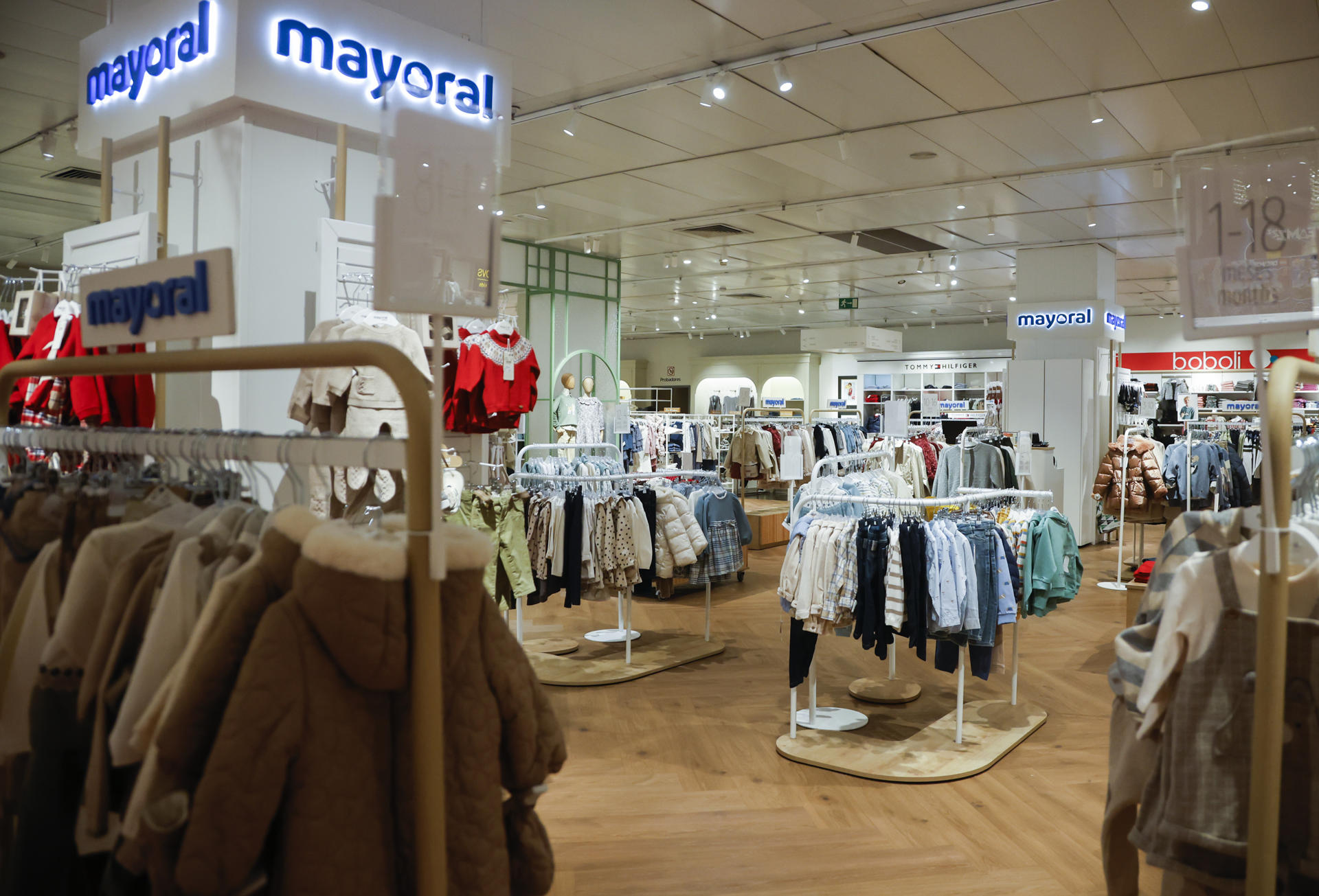 MADRID, 27/11/2025.-Vista del espacio que la firma de moda infantil "Mayoral" tiene en el Centro de el Corte Inglés en ECI San José Valderas, en Alcorcón. Desde que en invierno de 2019 la compañía española Mayoral abriera sus primeros córners en El Corte Inglés, la firma de moda infantil ha establecido un total de 47 puntos de venta en los grandes almacenes con un impacto directo en el empleo de 90 puestos de trabajo entre España y Portugal. EFE/ David Fernández