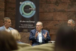 GRAFCAN6394. SANTA CRUZ DE TENERIFE (ESPAÑA), 05/11/2025.- El Parlamento de Canarias celebra este miércoles las Jornadas Conecta Canarias-Europa tituladas "40 años con Europa. Una mirada al pasado, un compromiso con el futuro". En la imagen, mesa debate sobre las empresa canarias que exportan a la UE con David Heredia (d), gerente del Grupo Capisa; Pablo Carmona (c), vicepresidente de PALCA (Plataforma Agraria Libre de Canarias); y José Quevedo (d), gerente y propietario de Destilerías Aldea.EFE/Ramón de la Rocha