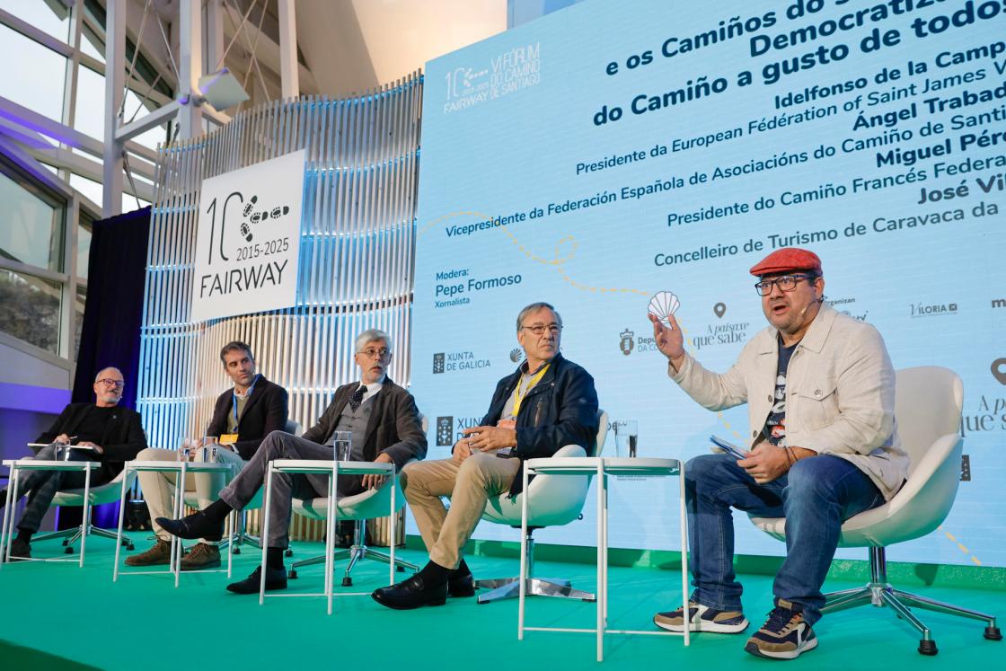 SANTIAGO DE COMPOSTELA, 11/11/2025.- De izquierda a derecha: los expertos en el Camino de Santiago, Miguel Pérez, José Vila, Ildefonso de la Campa, Angel Trabada, y Pepe Formoso en el debate sobre La tasa turística que ha empezado a aplicar Santiago en el Foro Fairway, este martes en Santiago de Compostela. EFE/Lavandeira jr