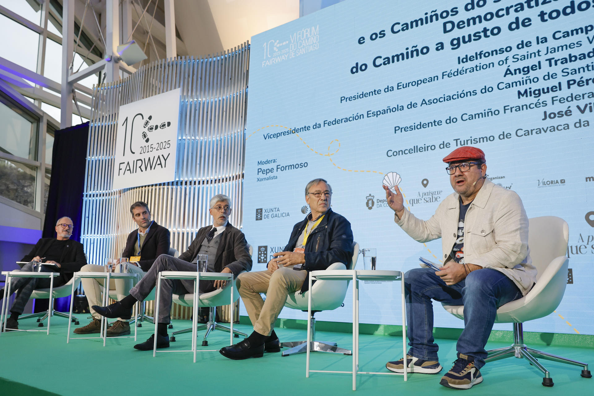 SANTIAGO DE COMPOSTELA, 11/11/2025.- De izquierda a derecha: los expertos en el Camino de Santiago, Miguel Pérez, José Vila, Ildefonso de la Campa, Angel Trabada, y Pepe Formoso en el debate sobre La tasa turística que ha empezado a aplicar Santiago en el Foro Fairway, este martes en Santiago de Compostela. EFE/Lavandeira jr