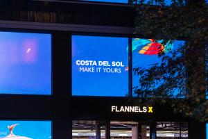 LONDRES, 05/11/2025.- La luz de la Costa del Sol ha iluminado el corazón de Londres con una innovadora campaña en Oxford Street, una de las calles más concurridas de Europa, con el fin de fidelizar a los turistas británicos y reforzar su imagen como destino de calidad en este mercado. La acción se desarrolla durante una semana en la pantalla The Cube Flannels X, una estructura de 215 metros cuadrados compuesta por 37 pantallas led que funcionan como un único lienzo tridimensional., en el marco de la feria World Travel Market de Londres. EFE/Betty Laura Zapata