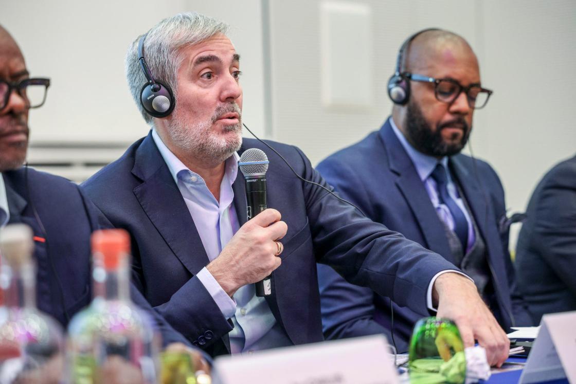 El presidente de Canarias, Fernando Clavijo (c), interviene en la reunión que conmemora el 30 aniversario de la Conferencia de las Regiones Ultraperiféricas de la Unión Europea este lunes, en Bruselas. EFE/ Pablo Garrigós 
