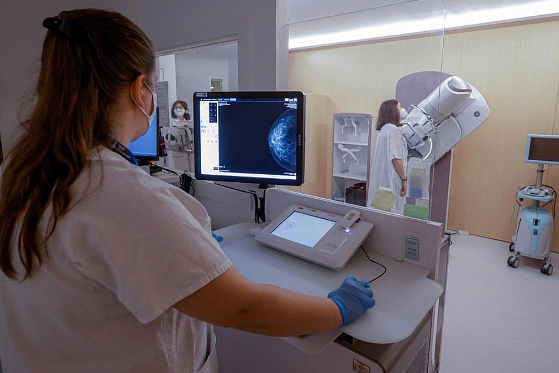 Fotografía de archivo del 10 de agosto de 2022 que muestra a una mujer realizándose un estudio de mastografía en un laboratorio de Barcelona (España). EFE/ Quique García/ ARCHIVO