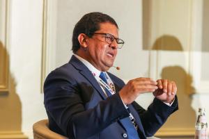 El presidente de la entidad de ahorros peruana Caja Huancayo, Jorge Guillermo Solís (i), habla en un panel durante el FinnLAC Forum este miércoles, en Miami (Estados Unidos). EFE/ Giorgio Viera