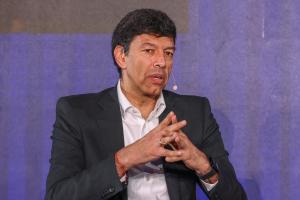 El presidente de Davivienda Bank, Javier Suárez, habla en un panel durante FinnLAC Forum este miércoles, en Miami (Estados Unidos). EFE/ Giorgio Viera