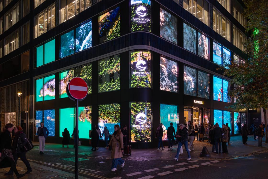 LONDRES, 05/11/2025.- La luz de la Costa del Sol ha iluminado el corazón de Londres con una innovadora campaña en Oxford Street, una de las calles más concurridas de Europa, con el fin de fidelizar a los turistas británicos y reforzar su imagen como destino de calidad en este mercado. La acción se desarrolla durante una semana en la pantalla The Cube Flannels X, una estructura de 215 metros cuadrados compuesta por 37 pantallas led que funcionan como un único lienzo tridimensional., en el marco de la feria World Travel Market de Londres. EFE/Betty Laura Zapata