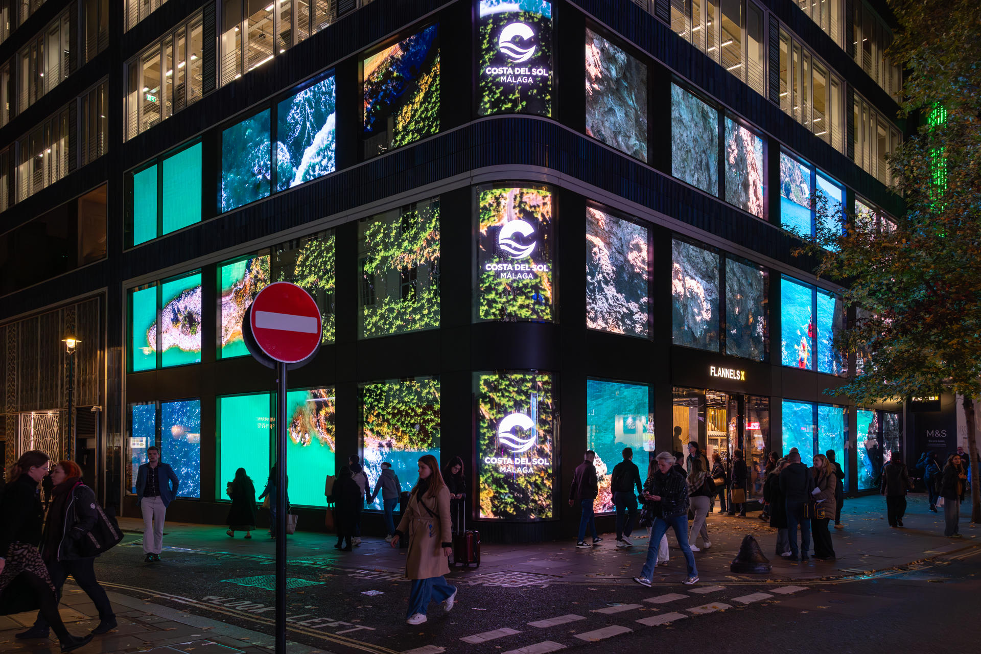 LONDRES, 05/11/2025.- La luz de la Costa del Sol ha iluminado el corazón de Londres con una innovadora campaña en Oxford Street, una de las calles más concurridas de Europa, con el fin de fidelizar a los turistas británicos y reforzar su imagen como destino de calidad en este mercado. La acción se desarrolla durante una semana en la pantalla The Cube Flannels X, una estructura de 215 metros cuadrados compuesta por 37 pantallas led que funcionan como un único lienzo tridimensional., en el marco de la feria World Travel Market de Londres. EFE/Betty Laura Zapata