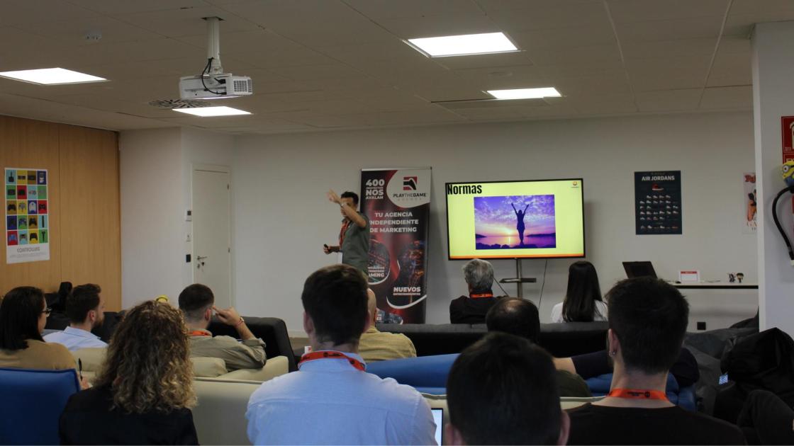 Pie de foto: Asistentes en el momento del networkingAutor: Play The Game Agency